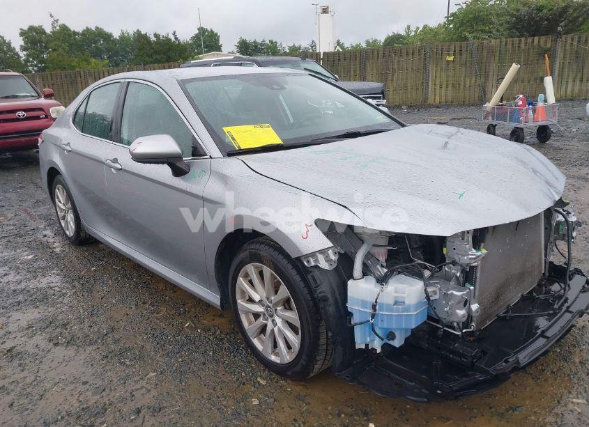 2019 Toyota Camry LE (VIN 4T1B11HK0KU698215) main photo