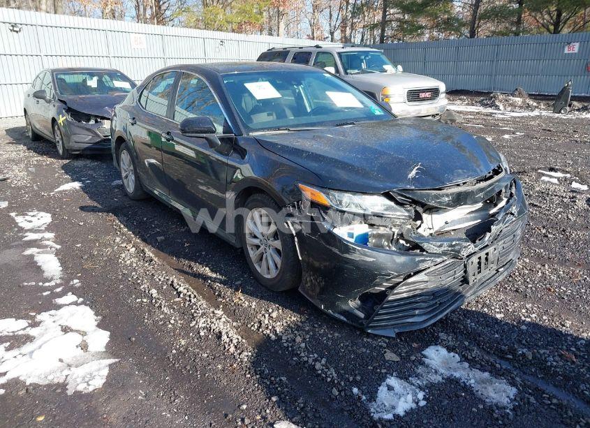 2019 Toyota Camry LE (VIN 4T1B11HK0KU723386) main photo