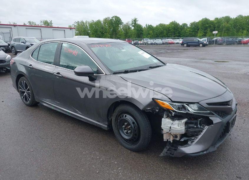 2019 Toyota Camry SE (VIN 4T1B11HK0KU729303) main photo