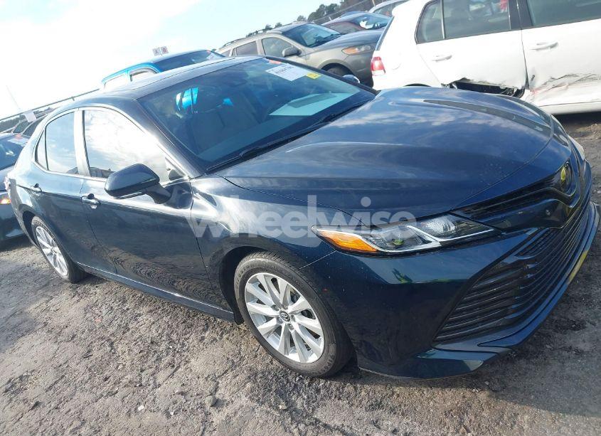 2019 Toyota Camry LE (VIN 4T1B11HK0KU759885) main photo
