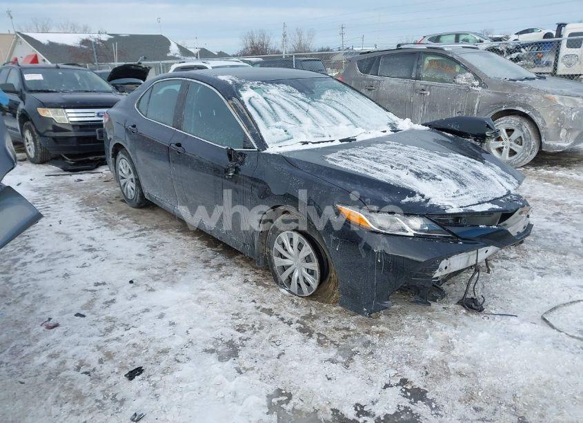 2019 Toyota Camry L (VIN 4T1B11HK0KU768148) main photo
