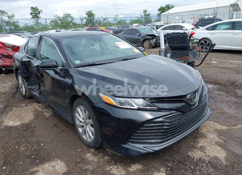 2019 Toyota Camry L/LE/SE/XLE (VIN 4T1B11HK0KU821995) main photo