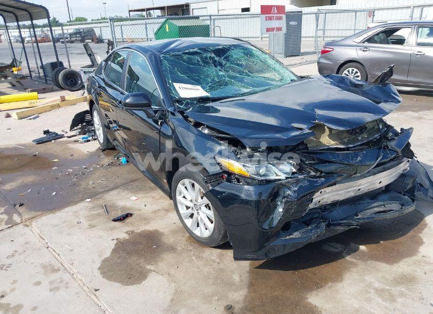 2019 Toyota Camry LE (VIN 4T1B11HK0KU849912) main photo