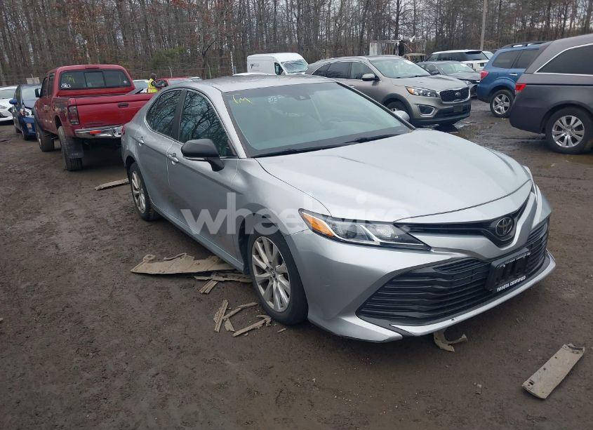 2018 Toyota Camry LE (VIN 4T1B11HK1JU024833) main photo