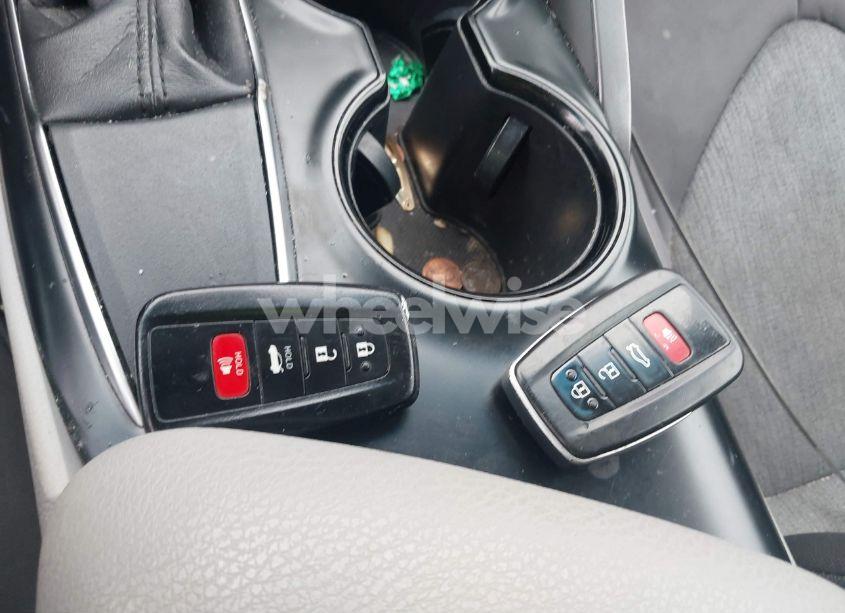 Photo 11 of 2018 Toyota Camry LE (VIN 4T1B11HK1JU024833)