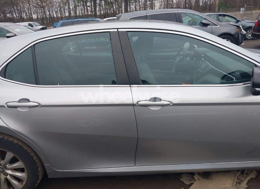 Photo 13 of 2018 Toyota Camry LE (VIN 4T1B11HK1JU024833)