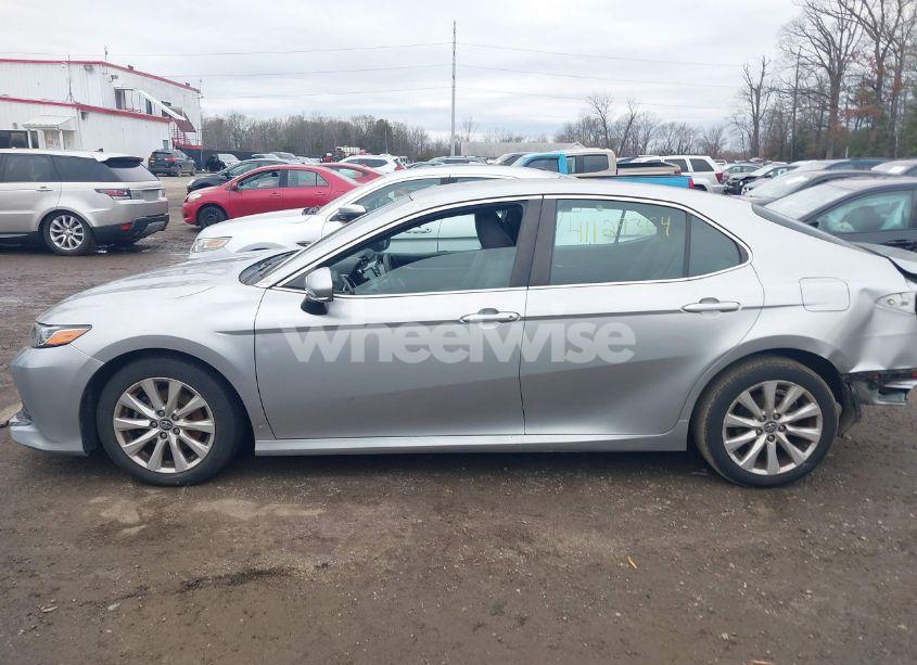 Photo 14 of 2018 Toyota Camry LE (VIN 4T1B11HK1JU024833)