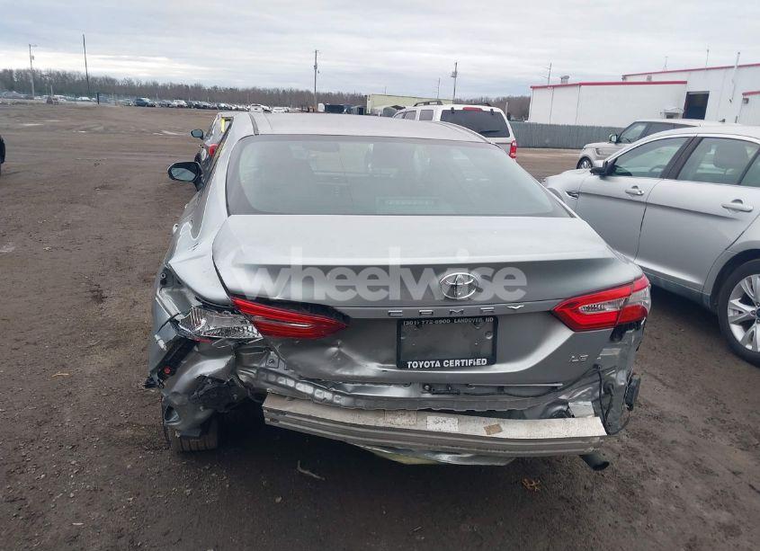 Photo 16 of 2018 Toyota Camry LE (VIN 4T1B11HK1JU024833)