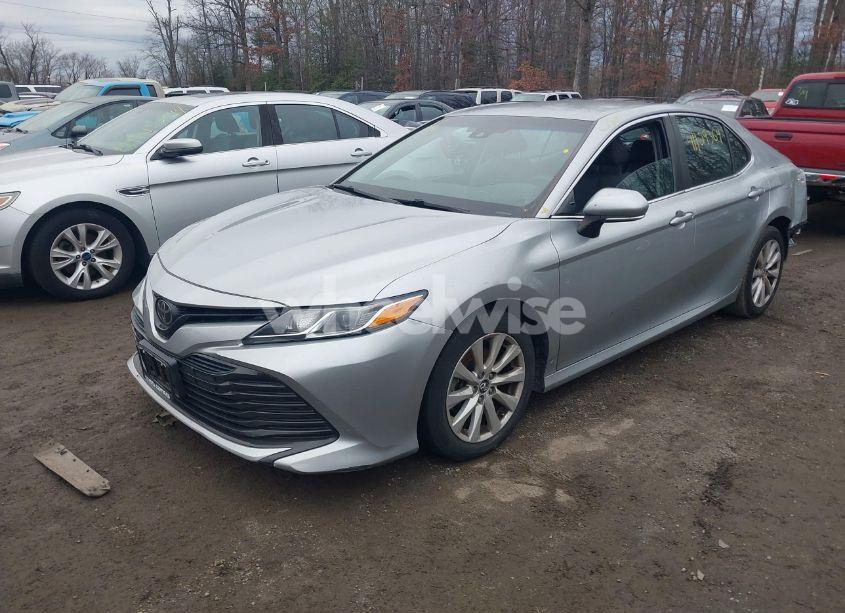 Photo 2 of 2018 Toyota Camry LE (VIN 4T1B11HK1JU024833)