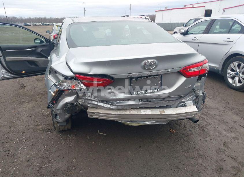 Photo 6 of 2018 Toyota Camry LE (VIN 4T1B11HK1JU024833)