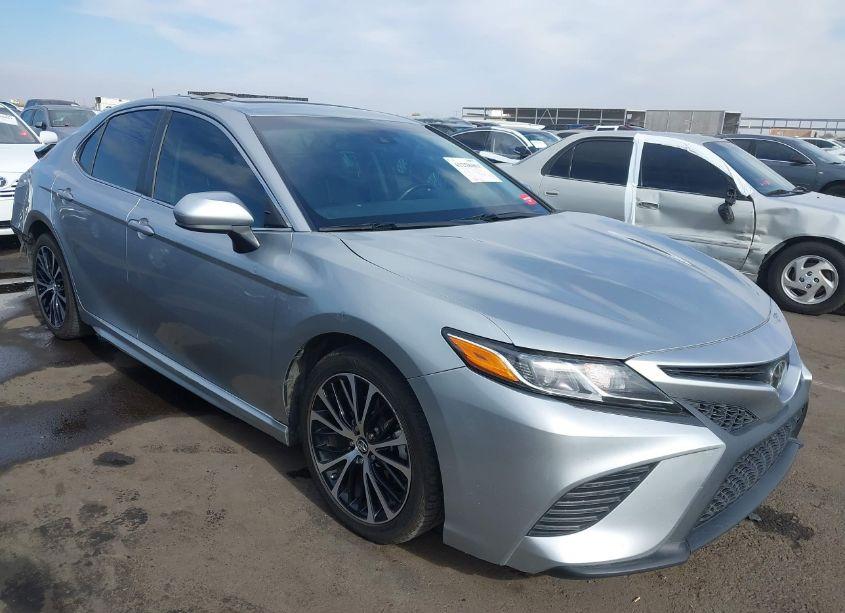 2018 Toyota Camry SE (VIN 4T1B11HK1JU047495) main photo