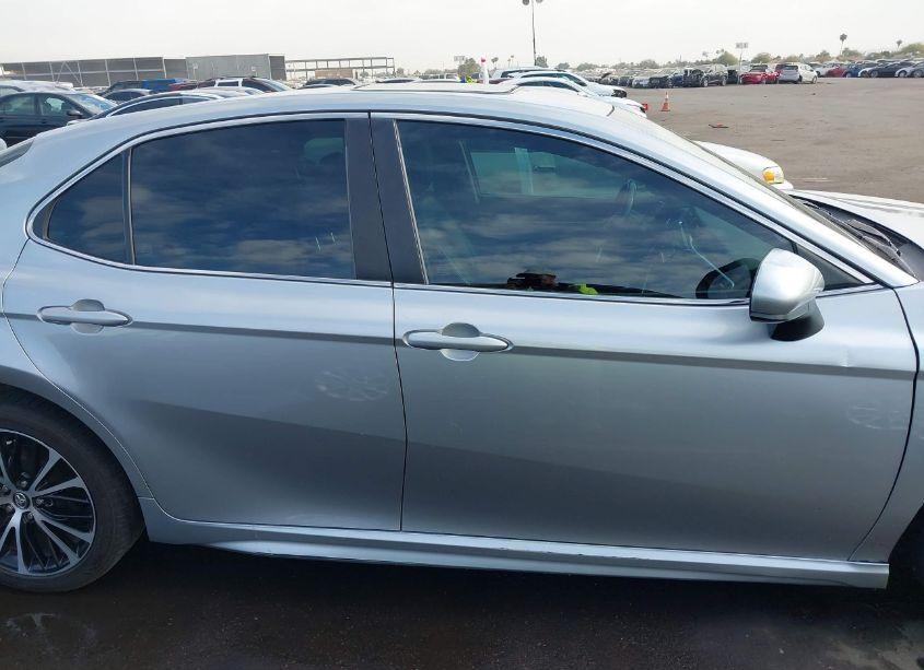 Photo 13 of 2018 Toyota Camry SE (VIN 4T1B11HK1JU047495)