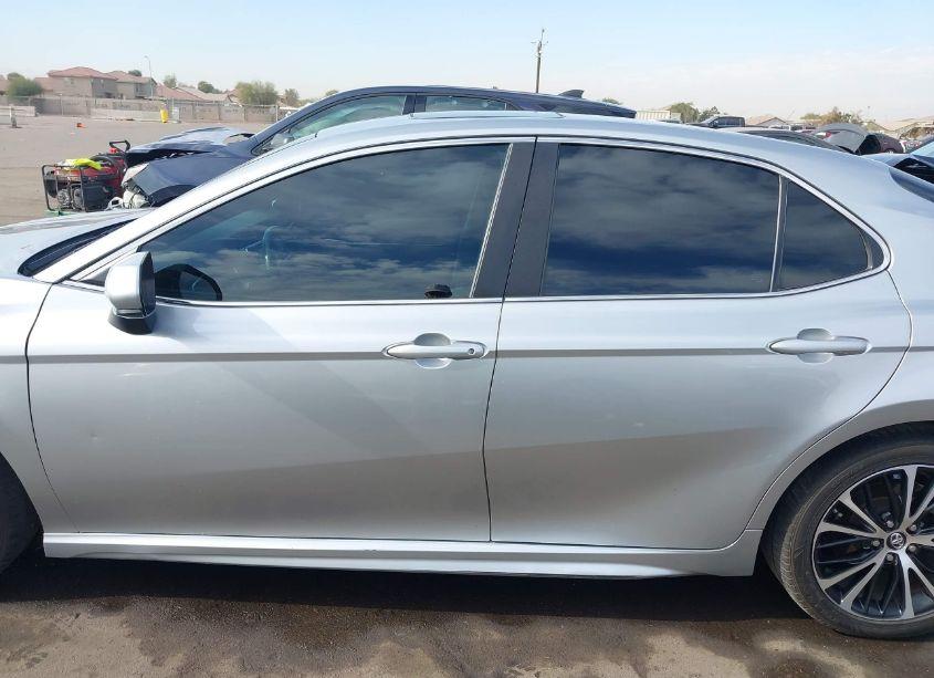 Photo 14 of 2018 Toyota Camry SE (VIN 4T1B11HK1JU047495)