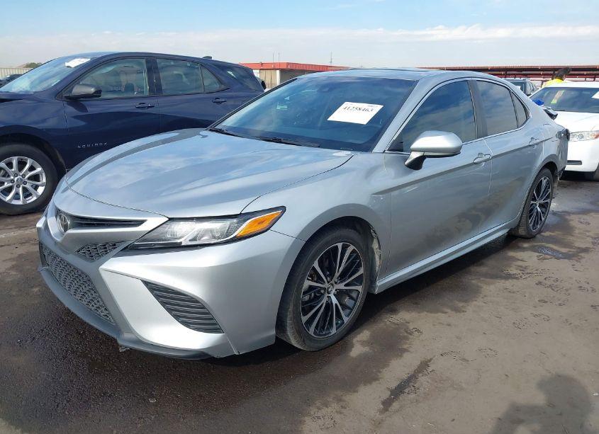 Photo 2 of 2018 Toyota Camry SE (VIN 4T1B11HK1JU047495)