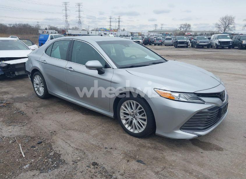 2018 Toyota Camry XLE (VIN 4T1B11HK1JU048369) main photo