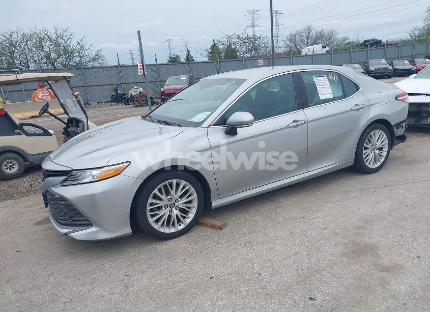 Photo 2 of 2018 Toyota Camry XLE (VIN 4T1B11HK1JU048369)