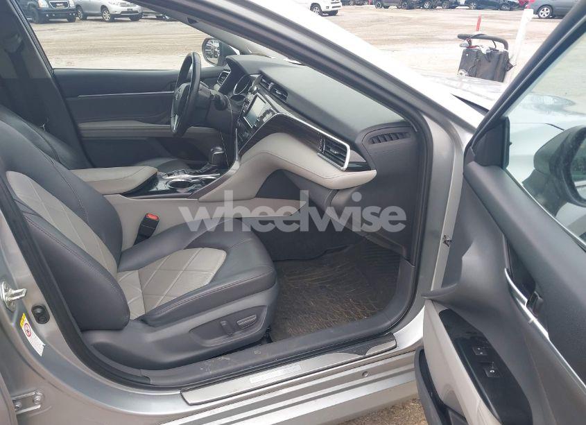 Photo 5 of 2018 Toyota Camry XLE (VIN 4T1B11HK1JU048369)