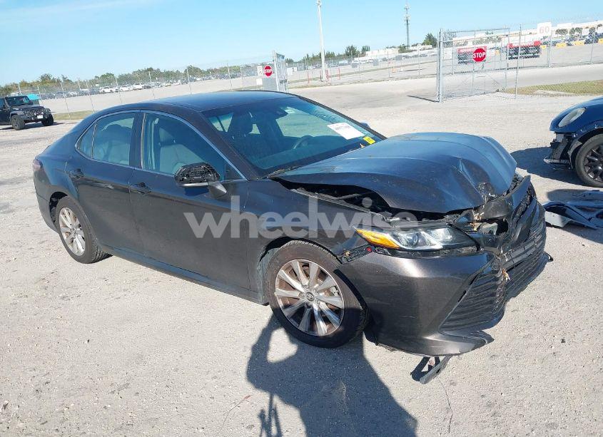 2018 Toyota Camry LE (VIN 4T1B11HK1JU060571) main photo