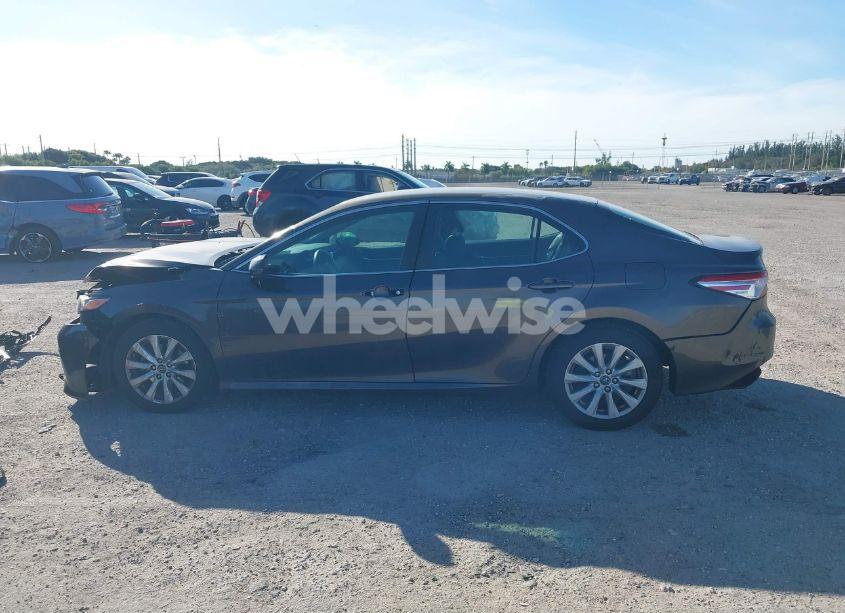 Photo 14 of 2018 Toyota Camry LE (VIN 4T1B11HK1JU060571)