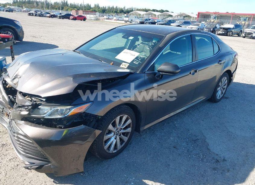 Photo 2 of 2018 Toyota Camry LE (VIN 4T1B11HK1JU060571)