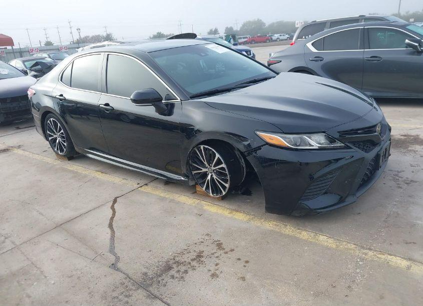 2018 Toyota Camry SE (VIN 4T1B11HK1JU065124) main photo