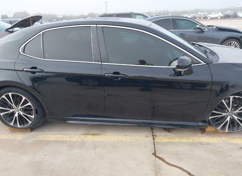 Photo 13 of 2018 Toyota Camry SE (VIN 4T1B11HK1JU065124)