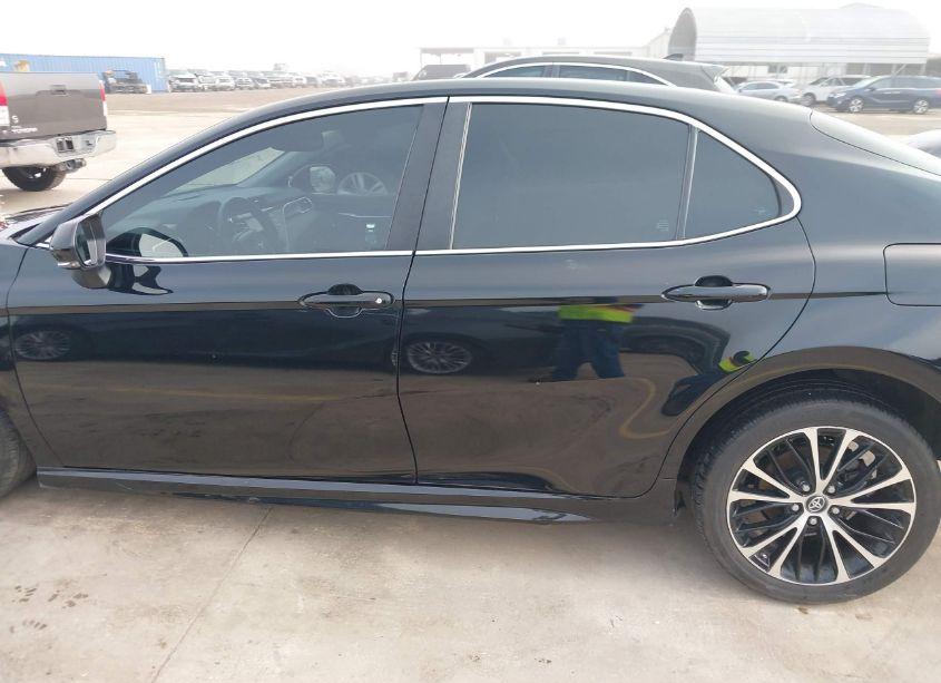 Photo 14 of 2018 Toyota Camry SE (VIN 4T1B11HK1JU065124)