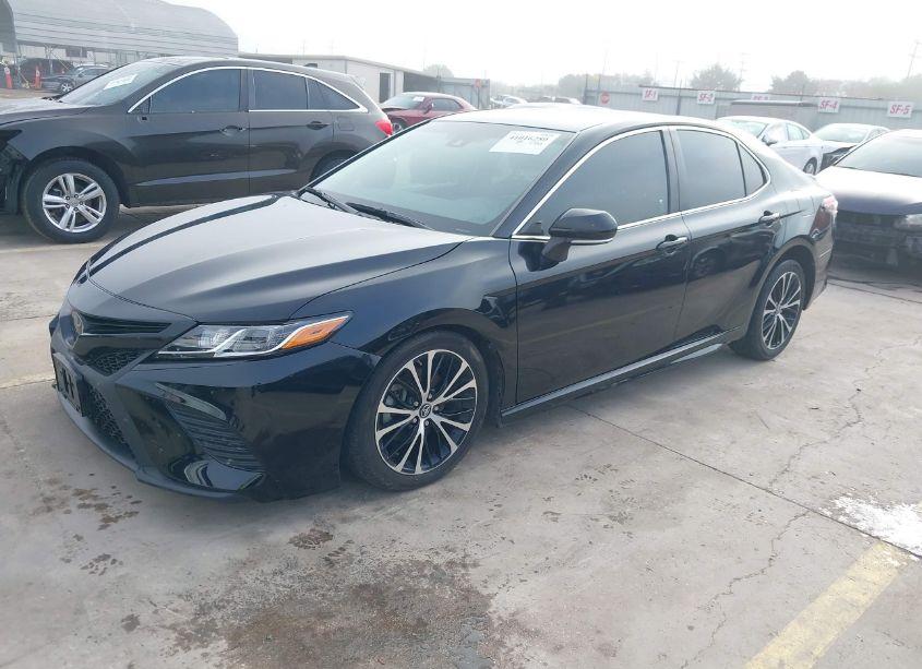 Photo 2 of 2018 Toyota Camry SE (VIN 4T1B11HK1JU065124)