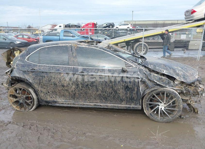 Photo 12 of 2018 Toyota Camry SE (VIN 4T1B11HK1JU066497)