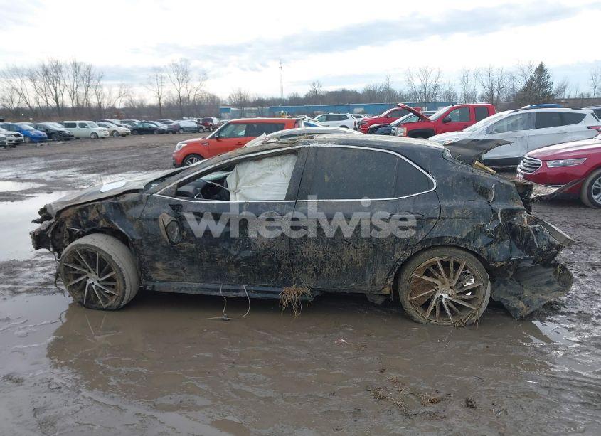 Photo 13 of 2018 Toyota Camry SE (VIN 4T1B11HK1JU066497)