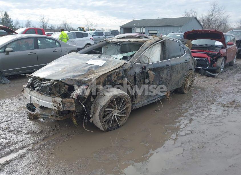 Photo 2 of 2018 Toyota Camry SE (VIN 4T1B11HK1JU066497)
