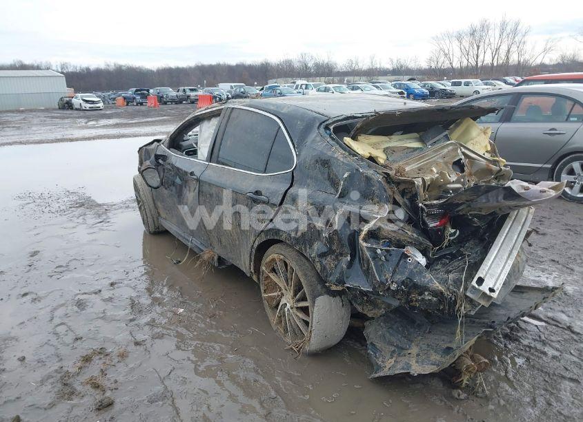 Photo 3 of 2018 Toyota Camry SE (VIN 4T1B11HK1JU066497)