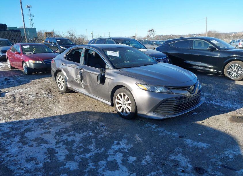 2018 Toyota Camry LE (VIN 4T1B11HK1JU088449) main photo