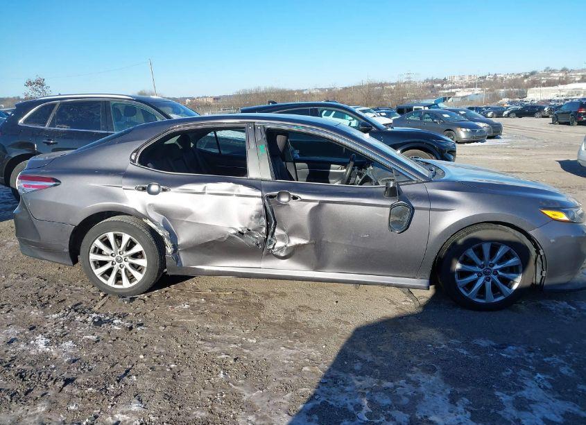 Photo 14 of 2018 Toyota Camry LE (VIN 4T1B11HK1JU088449)