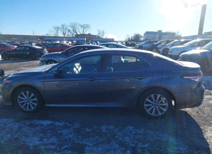 Photo 15 of 2018 Toyota Camry LE (VIN 4T1B11HK1JU088449)