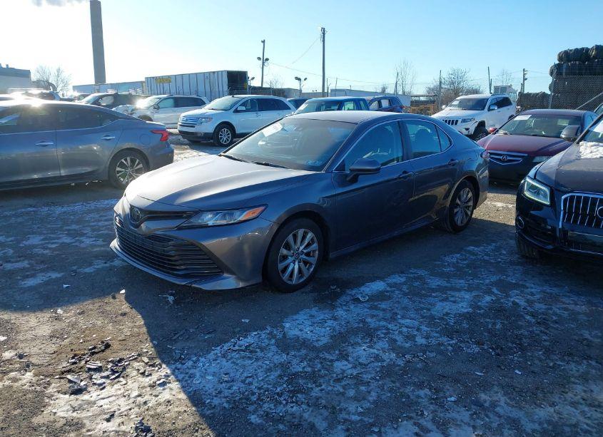 Photo 2 of 2018 Toyota Camry LE (VIN 4T1B11HK1JU088449)