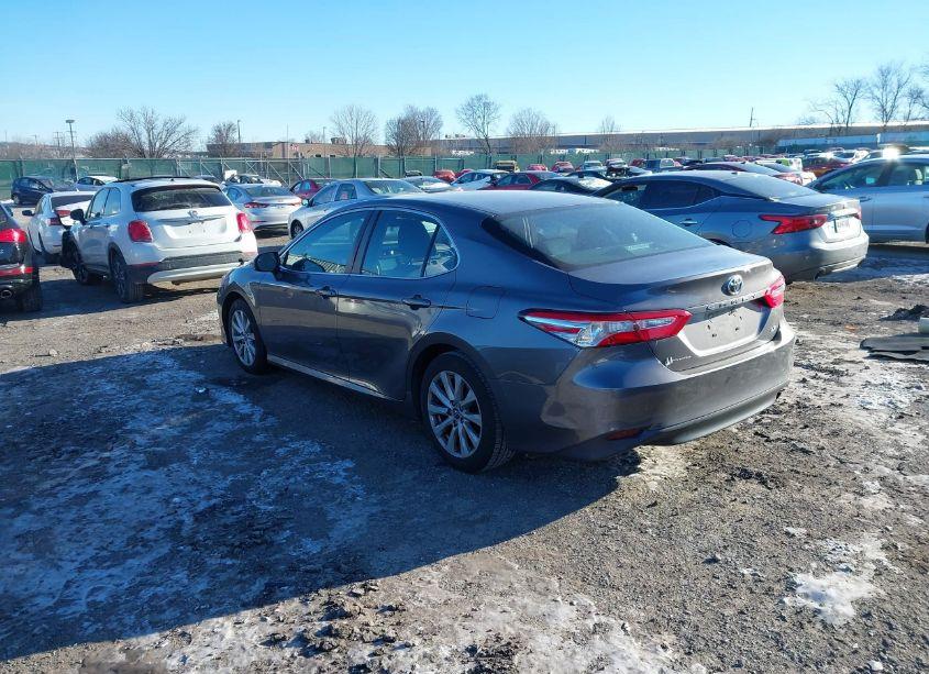 Photo 3 of 2018 Toyota Camry LE (VIN 4T1B11HK1JU088449)