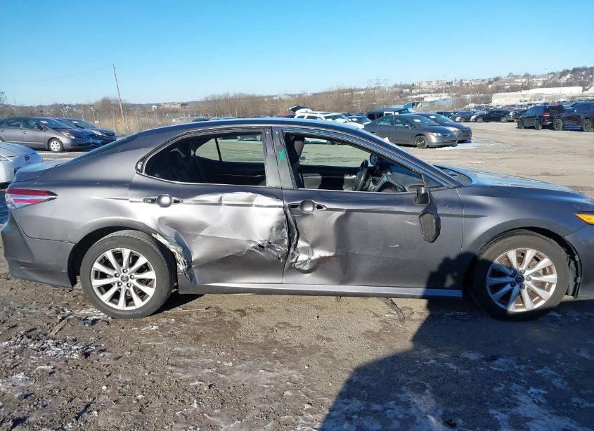 Photo 6 of 2018 Toyota Camry LE (VIN 4T1B11HK1JU088449)