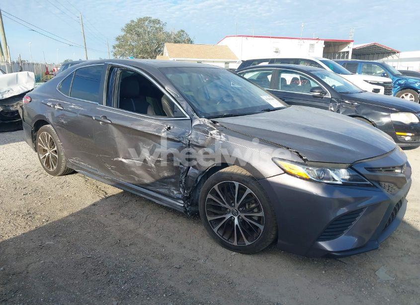 2018 Toyota Camry SE (VIN 4T1B11HK1JU097829) main photo