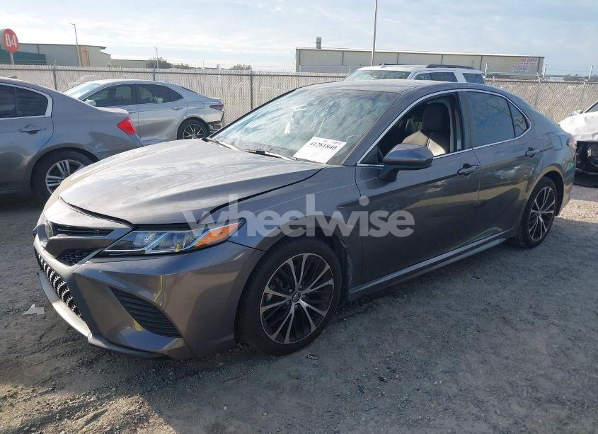 Photo 2 of 2018 Toyota Camry SE (VIN 4T1B11HK1JU097829)
