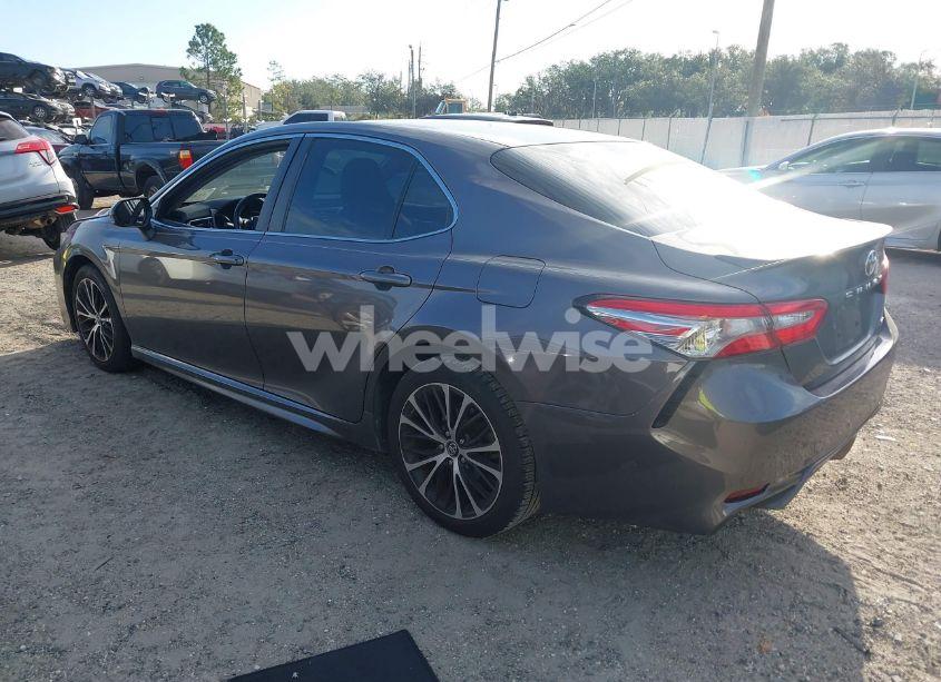 Photo 3 of 2018 Toyota Camry SE (VIN 4T1B11HK1JU097829)