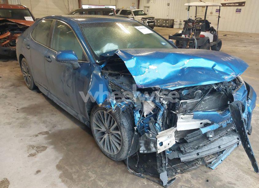 2018 Toyota Camry SE (VIN 4T1B11HK1JU102589) main photo