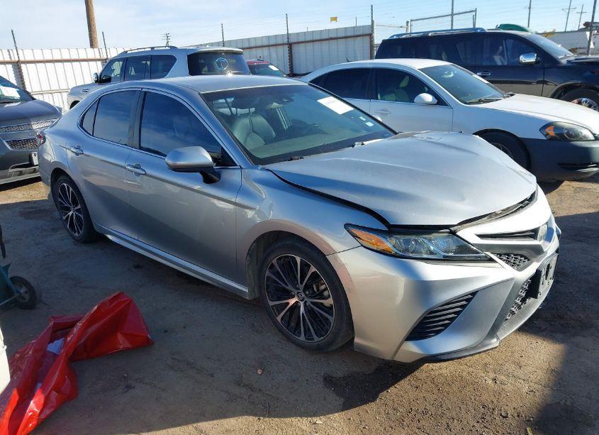 2018 Toyota Camry SE (VIN 4T1B11HK1JU109056) main photo