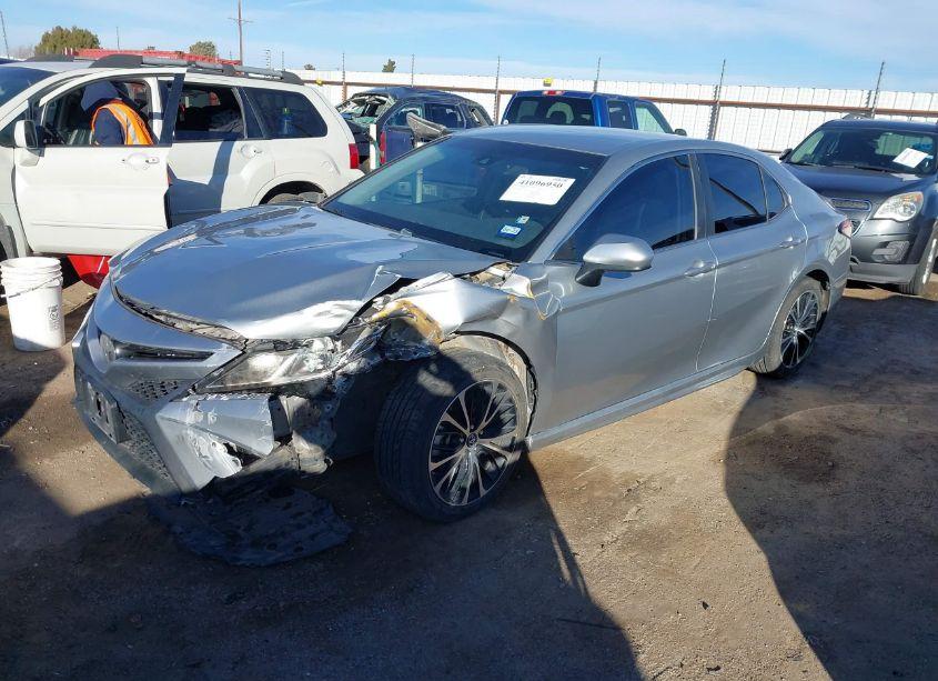 Photo 2 of 2018 Toyota Camry SE (VIN 4T1B11HK1JU109056)