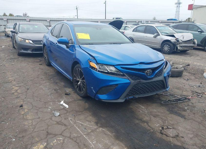 2018 Toyota Camry SE (VIN 4T1B11HK1JU127590) main photo