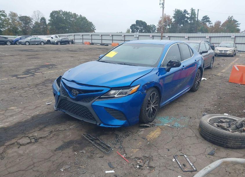 Photo 2 of 2018 Toyota Camry SE (VIN 4T1B11HK1JU127590)
