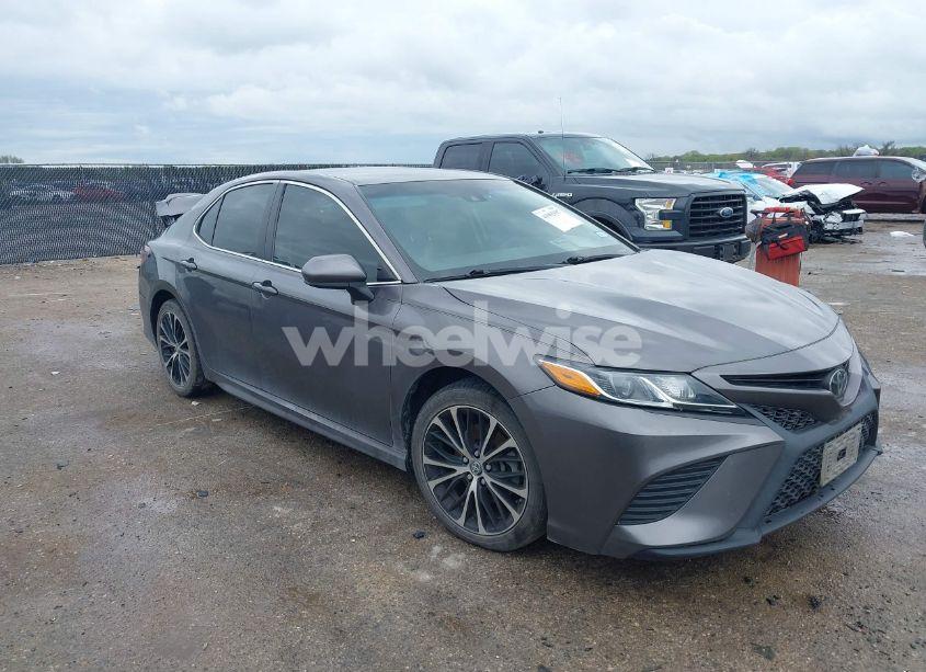 2018 Toyota Camry SE (VIN 4T1B11HK1JU129954) main photo