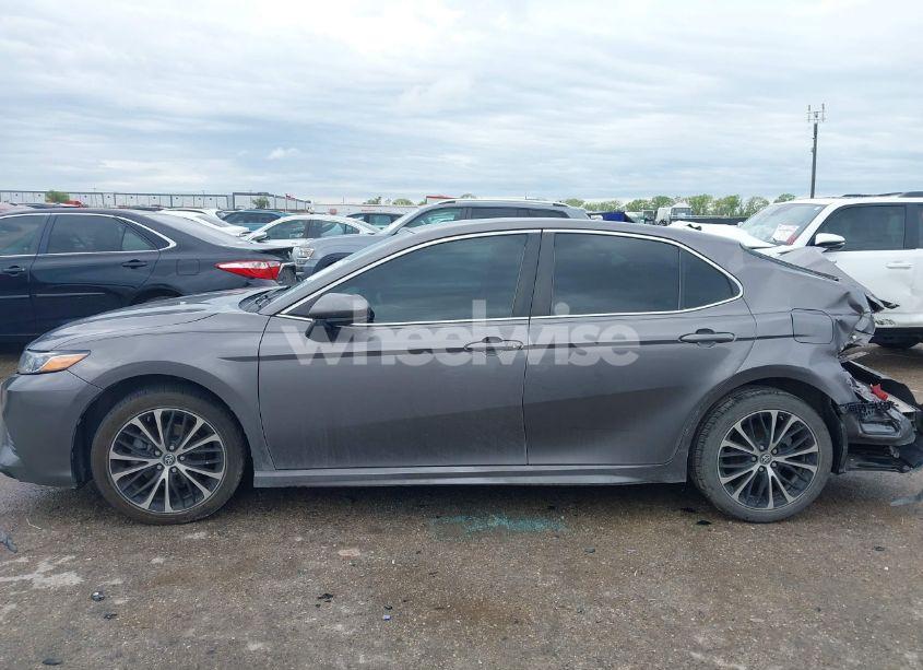 Photo 14 of 2018 Toyota Camry SE (VIN 4T1B11HK1JU129954)