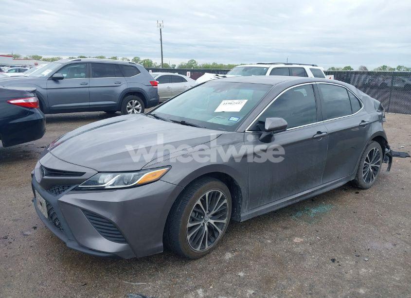 Photo 2 of 2018 Toyota Camry SE (VIN 4T1B11HK1JU129954)