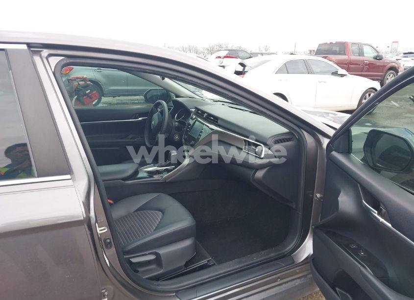 Photo 5 of 2018 Toyota Camry SE (VIN 4T1B11HK1JU129954)